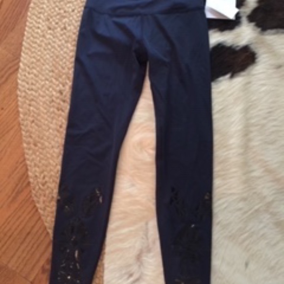 New With Tags Beyond Yoga Leggings XS - Picture 1 of 3